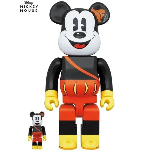 Bearbrick sæt featuring Mickey Mouse in medieval bard outfit from Ye Olden Days, 100% and 400% sizes.
