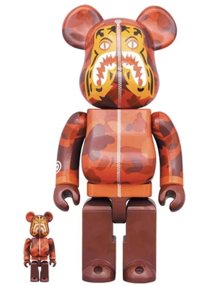 400% & 100% Bearbrick sæt - Camo Tiger by BAPE (Red ver.) with iconic tiger design in red camo pattern.